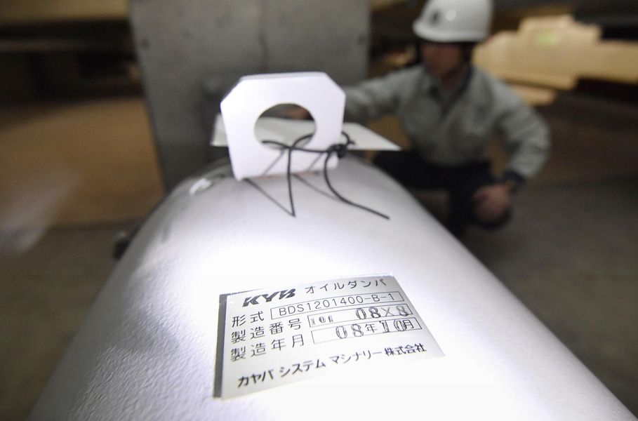日本避震油壓機械大廠KYB傳出竄改避震數據，且部分問題產品輸出台灣。圖為日本愛知縣本廳舍使用的KYB避震阻尼器。 圖／共同社（檔案照片）