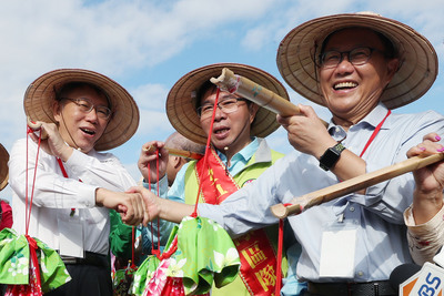台北市長柯文哲與國民黨台北市長參選人丁守中21日在凱達格蘭大道出席「2018台北客家義民嘉年華」挑擔踩街活動。 圖/中央社