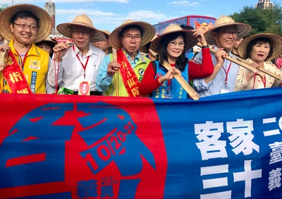 台北市長柯文哲與國民黨台北市長參選人丁守中21日在凱達格蘭大道出席「2018台北客家義民嘉年華」挑擔踩街活動。 圖/中央社