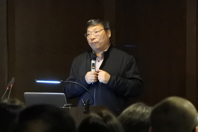 以拍攝中國環境議題聞名的中國攝影師盧廣，18日在上海分享相關拍攝經驗。 圖：中央社