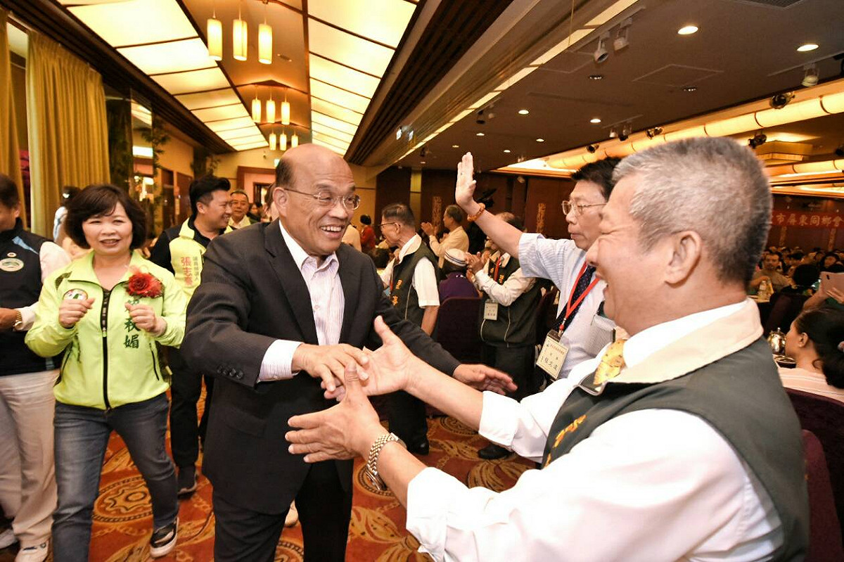 蘇貞昌說，自己過去當縣長非常重視醫療，像是新店耕莘醫院、安坑分院、永和分院以及慈濟醫院都是在他任內核准成立。 圖：蘇貞昌競選辦公室／提供