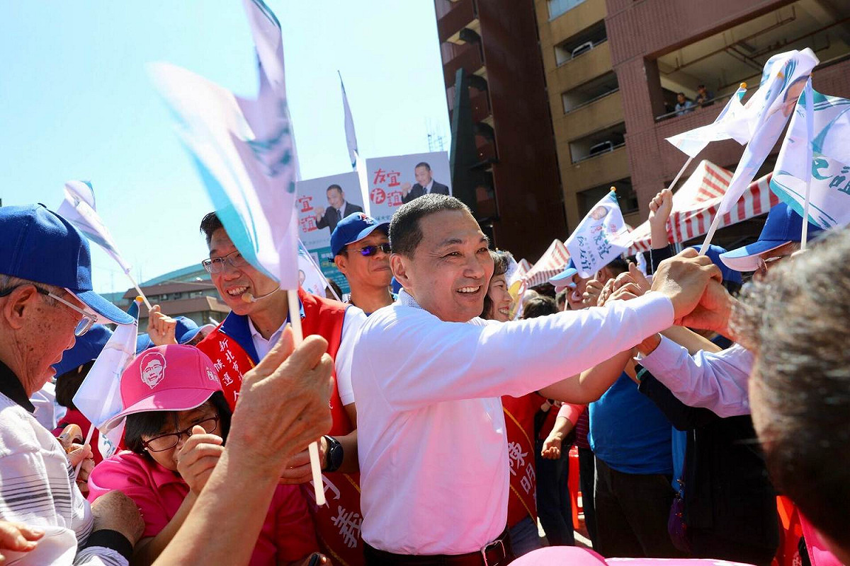 侯友宜趕往參加陳明義競選總部成立大會。 圖：侯友宜選辦/提供