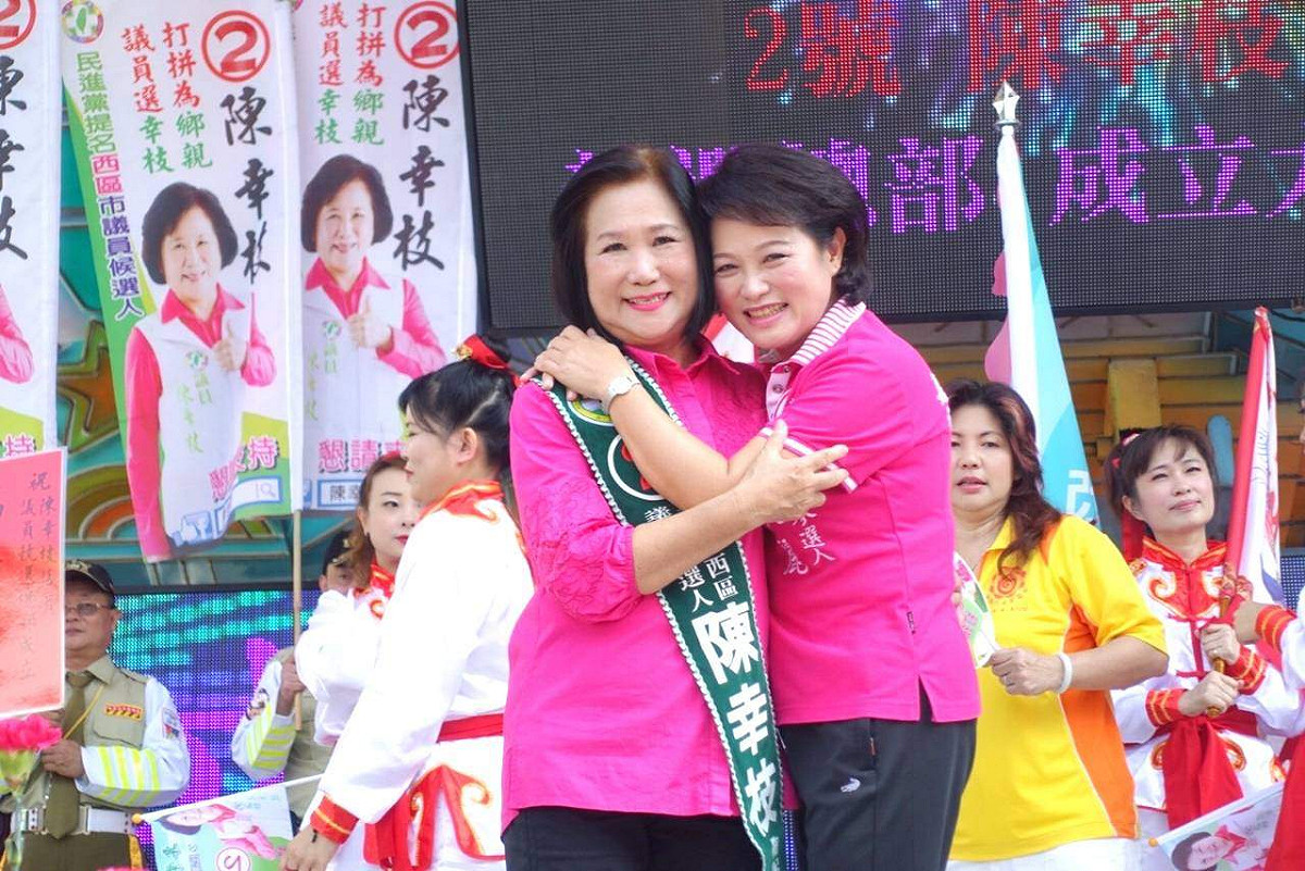 蕭淑麗與陳幸枝穿同色系衣服抱抱，引發議論。 圖：蕭淑麗競選團隊/提供