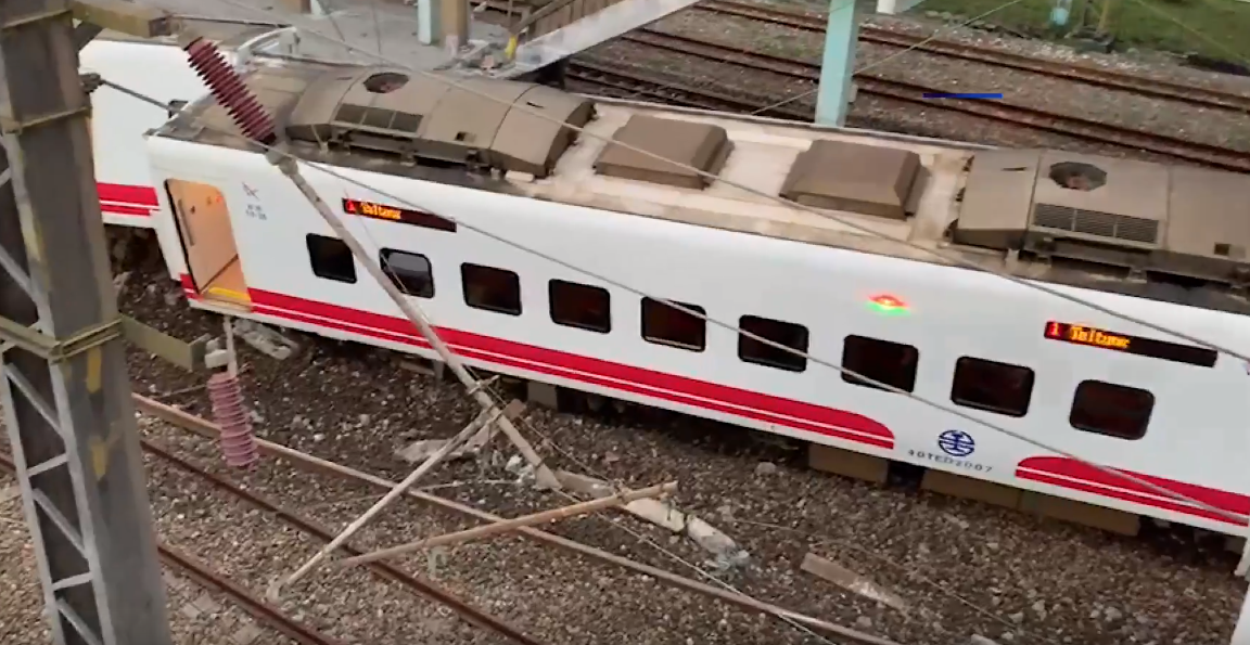 台鐵普悠瑪列車今 (21) 天下午發生出軌事故，相關單位已出動救援。 圖：翻攝自YOUTUBE