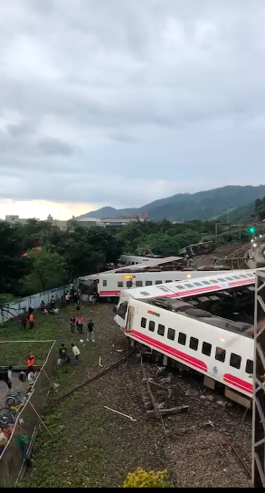 民眾錄影錄下普悠瑪翻車事故事後的情景。 圖：翻攝自爆料公社