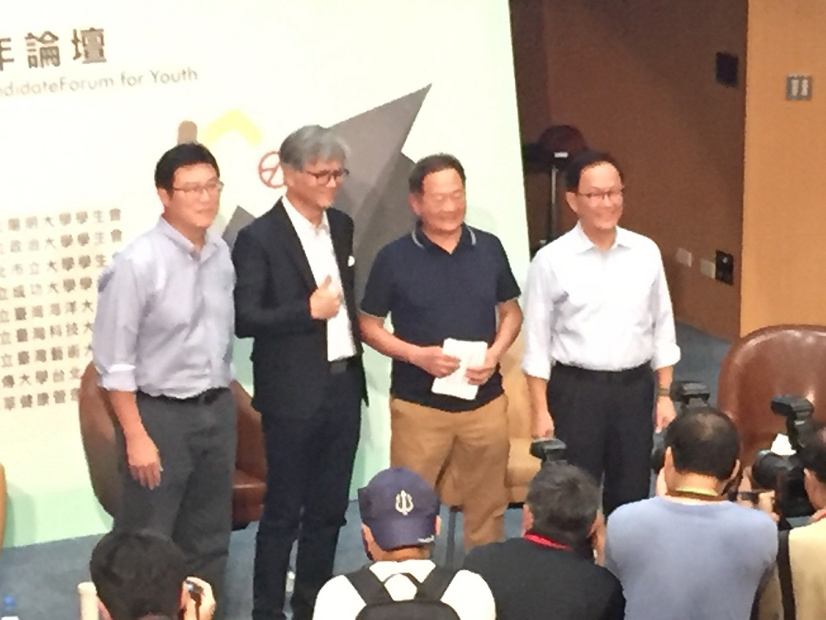 由雙北大專院校學生籌備的「雙北市長論壇」今（21）天下午在台大登場，北市長候選人丁守中、姚文智、李錫錕、吳萼洋均到場參加，唯獨柯文哲缺席。 圖：趙婉淳／攝
