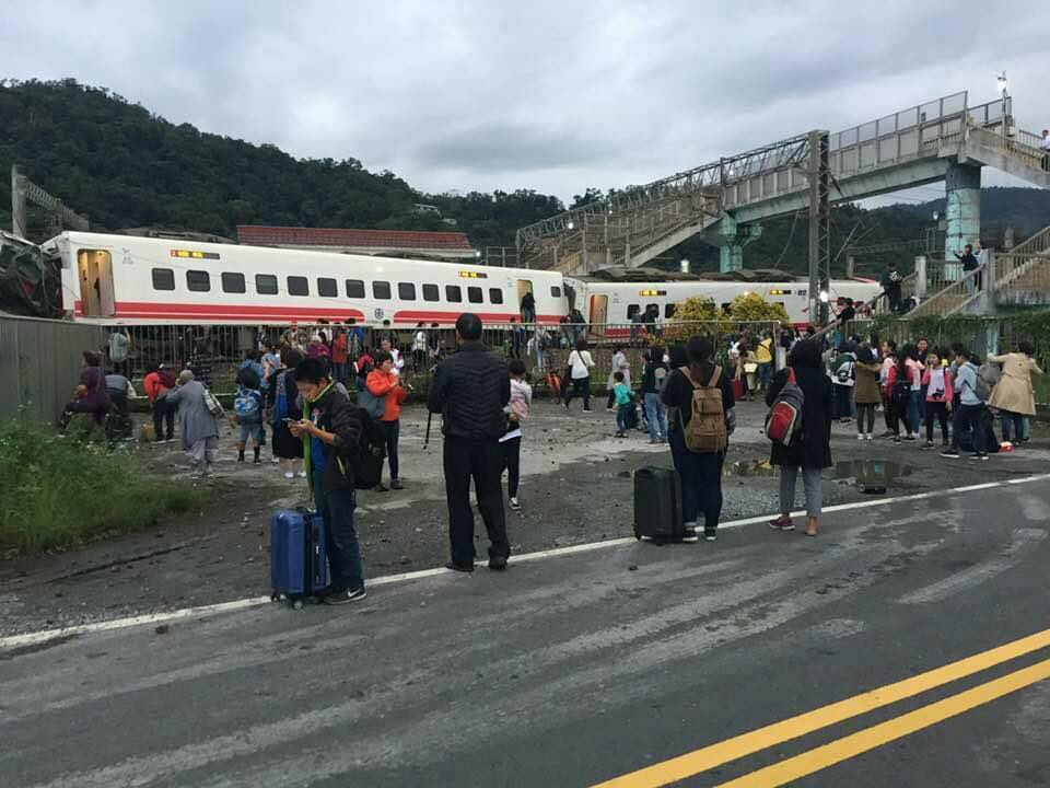 一名國一女學生在翻車當下，保持冷靜打電話報案。 圖：翻攝自爆料公社（資料照片）