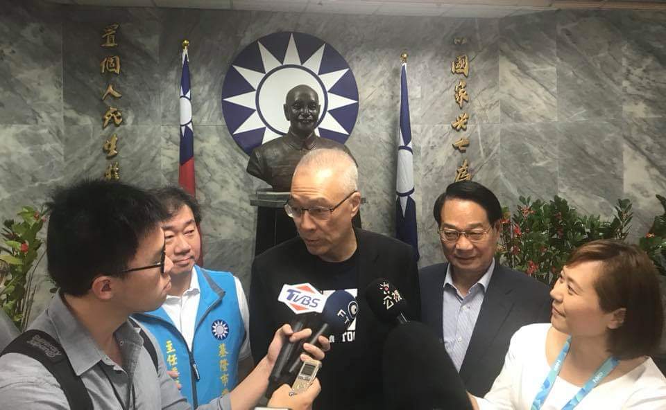國民黨主席吳敦義晚間在臉書貼文指出，很遺憾，今天下午普悠瑪出軌事件造成意外重大傷亡。他並說，「今晚，我們與國人同胞一起默禱，為亡者哀悼，為傷者集氣祈福」。
 

 圖：翻攝自吳敦義臉書