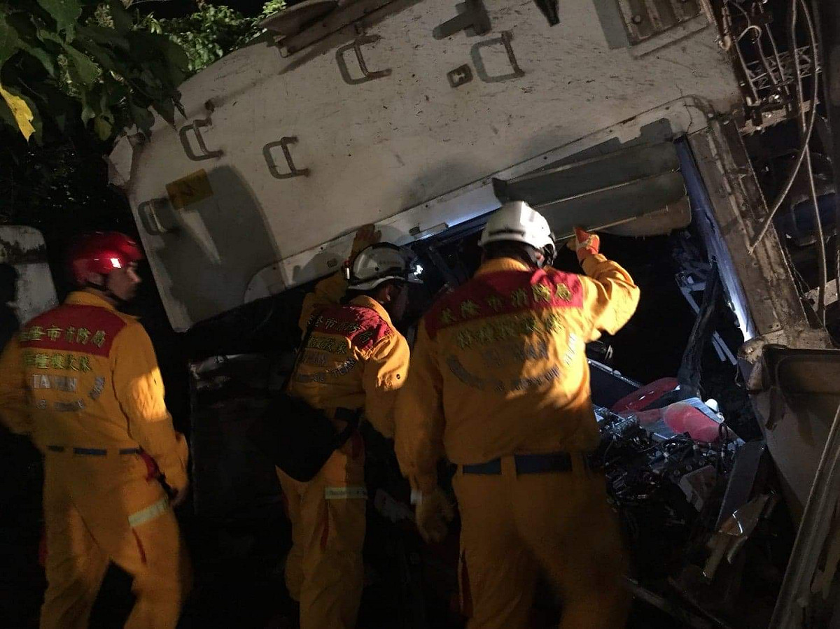 消防署指出，發生事故的臺鐵自強號第6432車次列車，車上乘客366人，從樹林開往台東，於宜蘭縣蘇澳鎮新馬車站出軌。 圖：基隆市消防局/提供