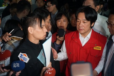 台鐵6432車次普悠瑪列車21日在宜蘭新馬站附近出軌， 造成嚴重傷亡。行政院長賴清德（右）21日深夜到事故現場視察後，接著轉往醫院慰問死者家屬，表示將辦聯合公祭。 圖：中央社
