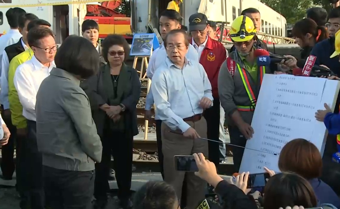 蔡總統視察普悠瑪事故現場，台鐵局長簡報搶救進度及初步事故調查內容。 圖：翻攝網路直播畫面