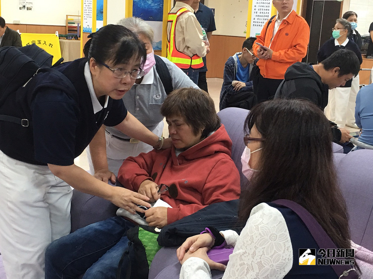 普悠瑪列車21日下午於蘇澳新馬車站出軌翻覆，宜蘭縣政府安排慈濟志工作關懷。