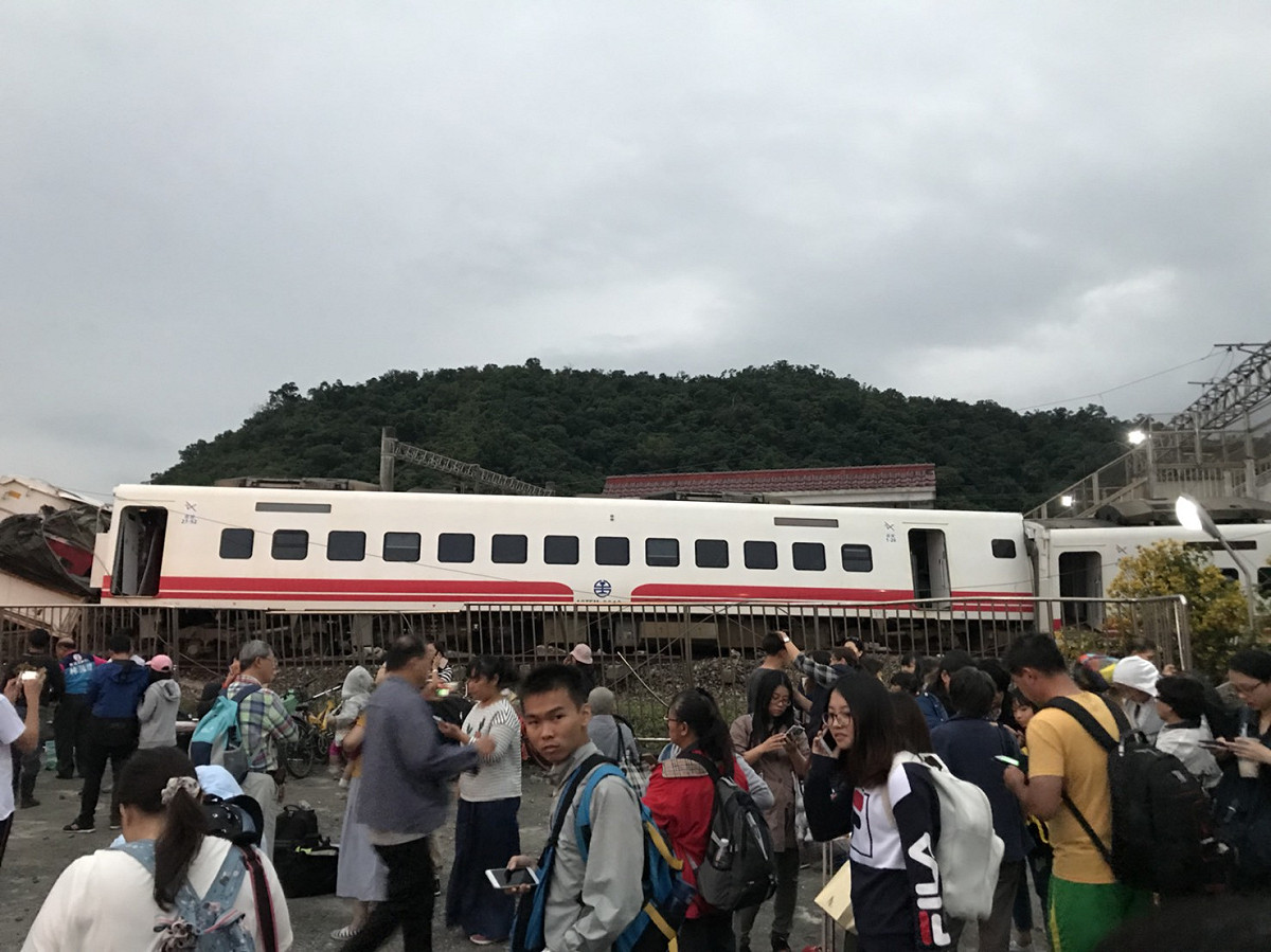 台鐵普悠瑪列車翻覆造成 205 人傷亡 圖/nownews