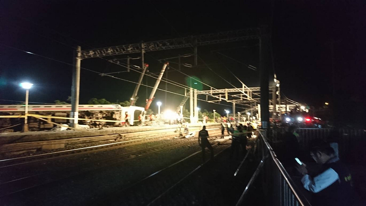 台鐵普悠瑪號發生嚴重出軌翻覆造成18死、187人受傷，現場漏夜搜救。台鐵局長鹿潔身表示，不排除司機員關閉ATP自動防護系統。 圖：翻攝徐榛蔚臉書