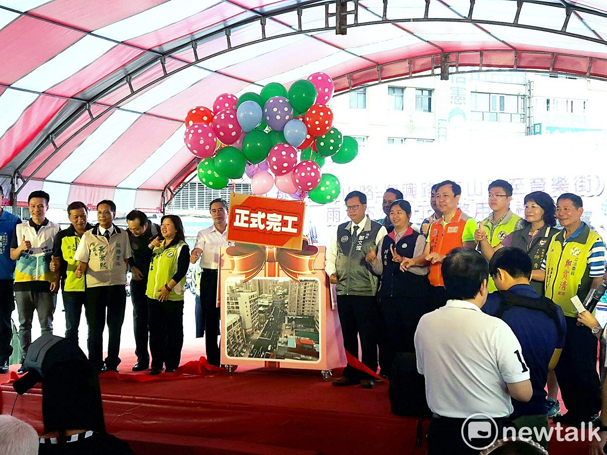 市長鄭文燦僅隔30公尺在市府廣場出席雨水下水道工程啟用典禮。 圖：林昀真／攝