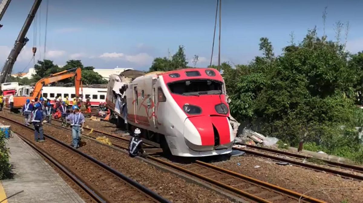 檢察官於傾覆的第8節車廂中尋獲類似列車黑盒子功能的2台電腦主機，正交由專業人員鑑定當中。 圖：翻攝台鐵家族臉書專頁
