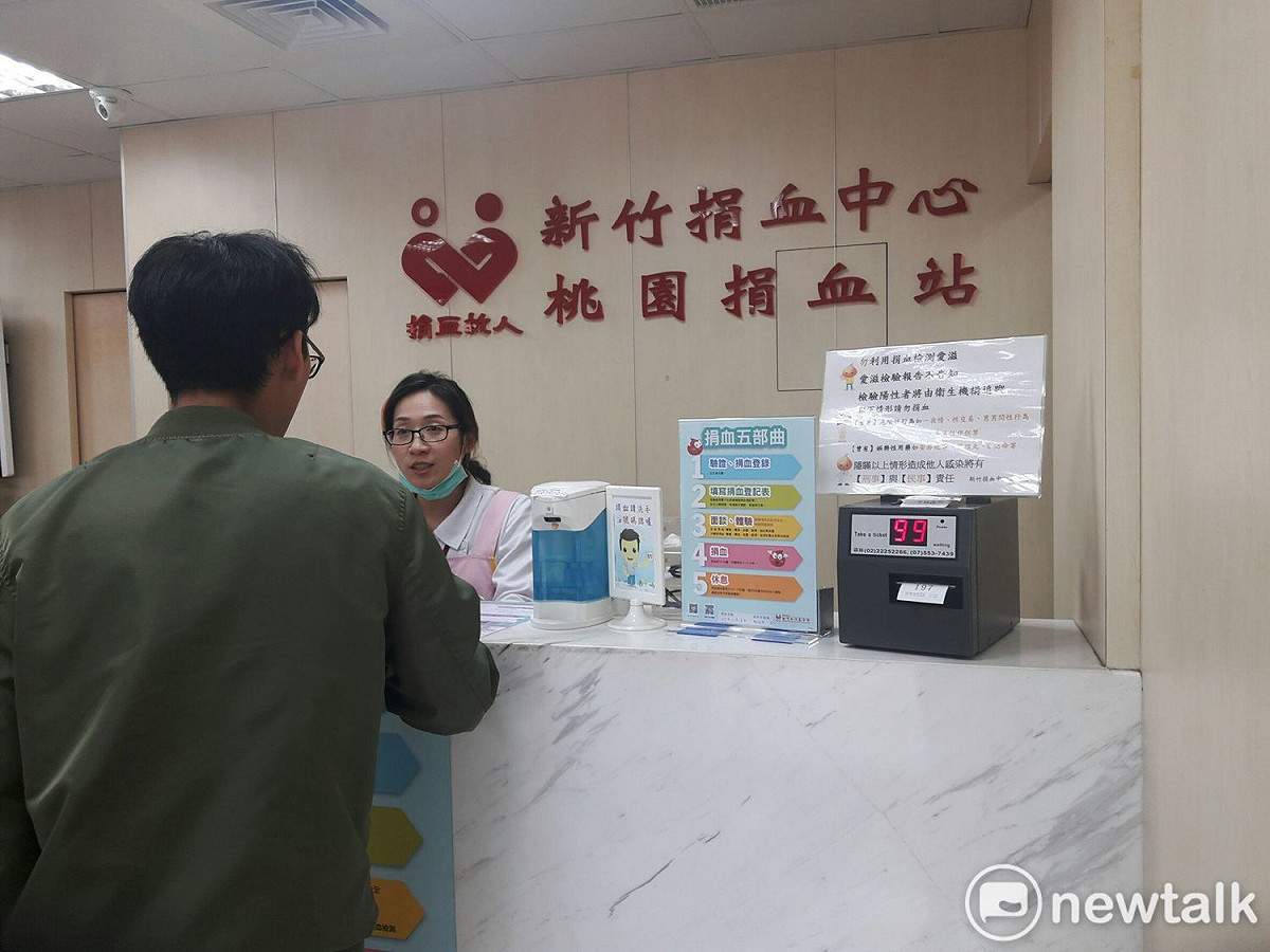 桃園捐血站今天上午八點開門就陸續擁進熱情民眾準備挽袖捐血，光是一個上午就超過200人排隊等候。 圖：林昀真／攝