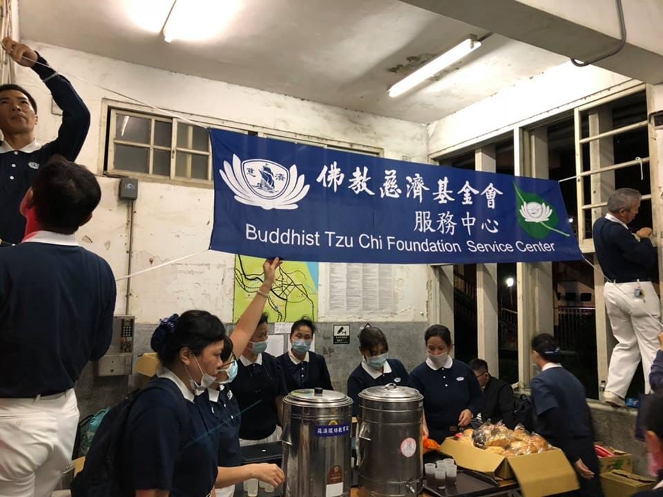 慈濟團體到新馬車站設立慈濟臨時服務點。 圖：翻攝慈濟基金會臉書