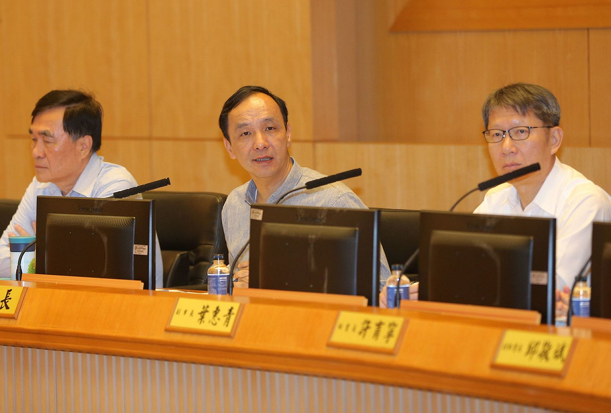 針對副總統陳建仁日前批評新北市病床數居六都之末，朱立倫今天主動回擊，表示「過去的行政院長、衛生署長，要先跟台北縣民、新北市民道歉」。 圖：王峻昌/攝