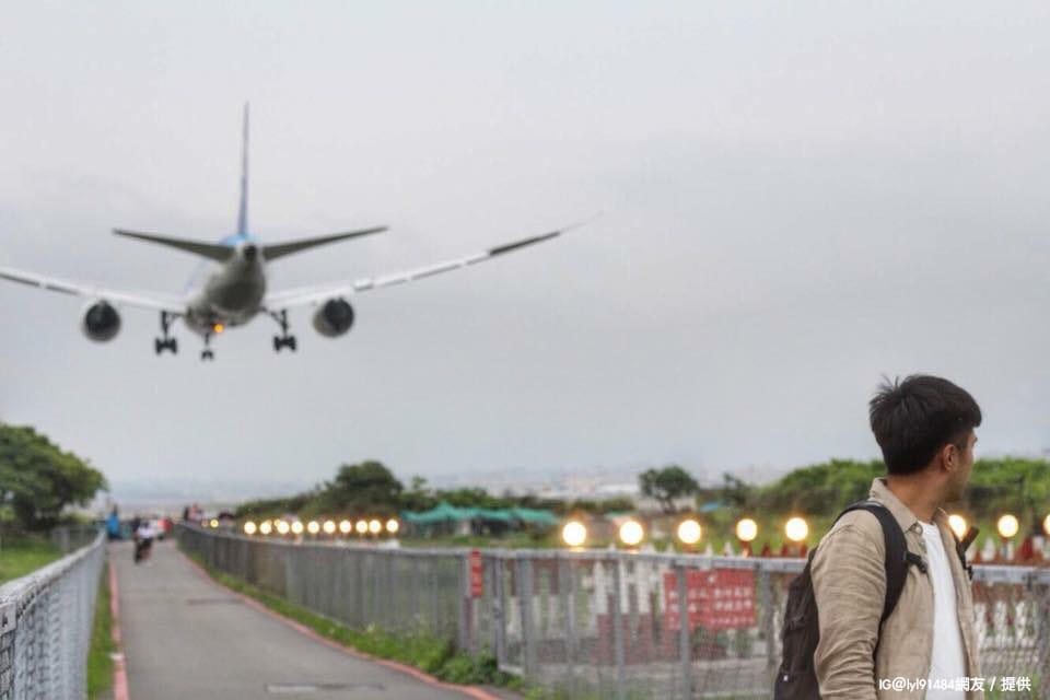 濱江街180巷緊鄰松山機場，恰巧在松山機場跑道旁，狹長道路上並無天然遮目物，其開放式空間讓遊客可以清楚看見每架飛機的啟航跟降落情況。 圖：網友／提供（資料照片）