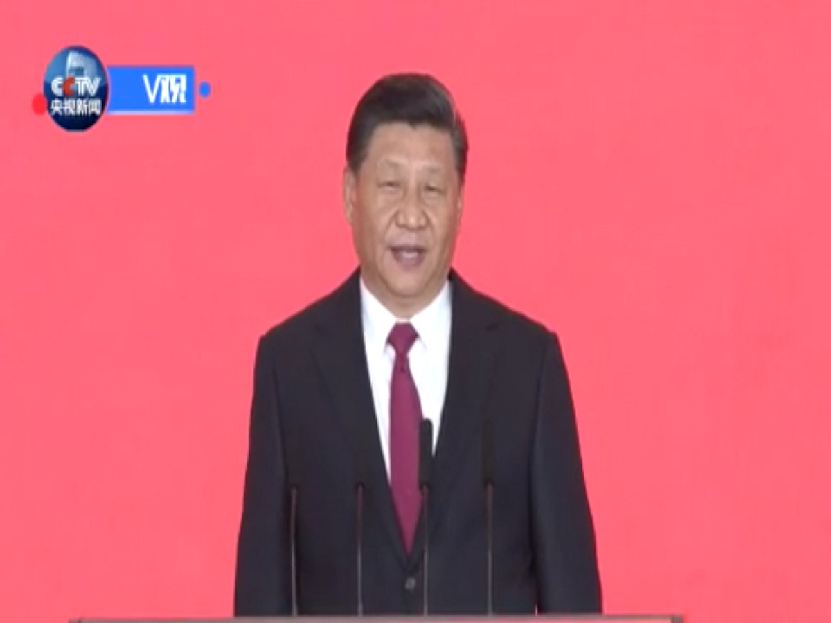 中國國家主席習近平今（23）日上午主持港珠澳大橋通車儀式，習近平上台後，只說了一句「我宣布，港珠澳大橋正式開通！」，現場隨即響起雷掌聲。接著，習近平便下台與其他嘉賓握手。 圖：翻攝自央視新聞
