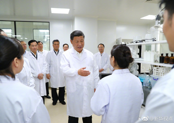 習近平昨抵達珠海，考察了粵澳合作中醫藥科技產業園，這是習近平時隔6年再赴廣東考察調研。由於習近平要來，廣東和香港戒備森嚴。此前，習近平南巡的行程細節，一直保密到家，直至《人民日報》和央視昨晚發佈消息，行蹤才公諸於世，中國官媒並發佈他巡視廣東珠海考察時，身穿白袍的影像。 圖：翻攝自新華網