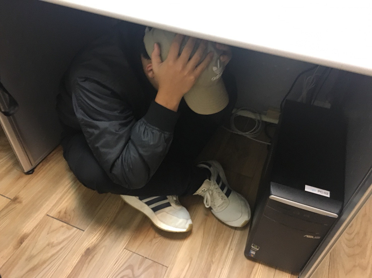 消防署表示，地震發生的時候最重要的就是保護頭部、頸部避免受傷。 圖：新頭殼/攝