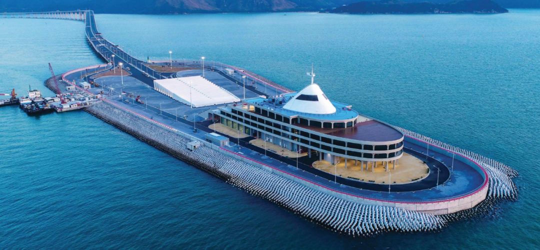 港珠澳大橋連接香港大嶼山、澳門半島以及廣東省珠海市，全長55公里，是目前世界上最長的沉管隧道及橋隧組合公路。 圖 : 翻攝自港珠澳大橋管理局