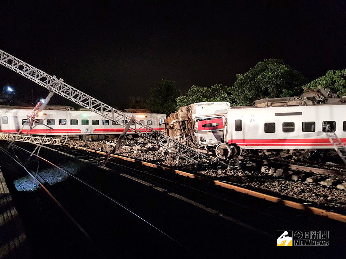 宜蘭地檢署偵辦台鐵6432次普悠瑪列車出軌翻覆事件，昨天深夜以業務過失致死且有串證之虞向宜蘭地方法院提出聲押禁見尤姓司機員，地院合議庭連夜偵訊，今天清晨裁定50萬元交保。 圖/nownews