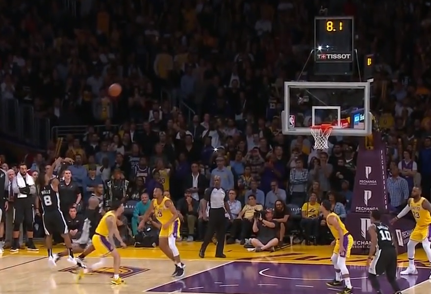 開季二連敗的湖人隊主場面對馬刺隊，湖人在第四節讀秒階段靠著Lebron James的大號三分球扳平比分進入延長賽，但馬刺替補後衛Patty Mills在延長賽讀秒階段同樣靠著跳投，為馬刺帶走勝利。 圖：翻攝自Youtube