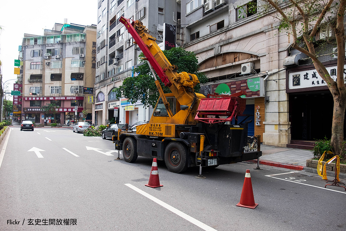 勞動部今（23）日指出，將縮短製造超過25年之移動式起重機，定期檢查合格之有效期限由2年降為1年，並要求雇主每年自主檢查，以加強吊車檢查及管理。 圖：翻攝自Flickr／玄史升 開放權限