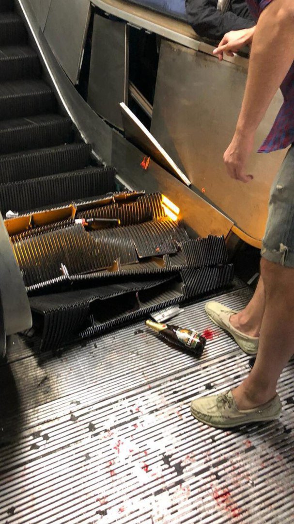 義大利羅馬市中心1處地鐵站的電扶梯故障失控，造成20多名俄羅斯球迷受傷，而電扶梯也扭曲變形，現場還遺留酒瓶。 圖：翻攝Коля Идеолог推特