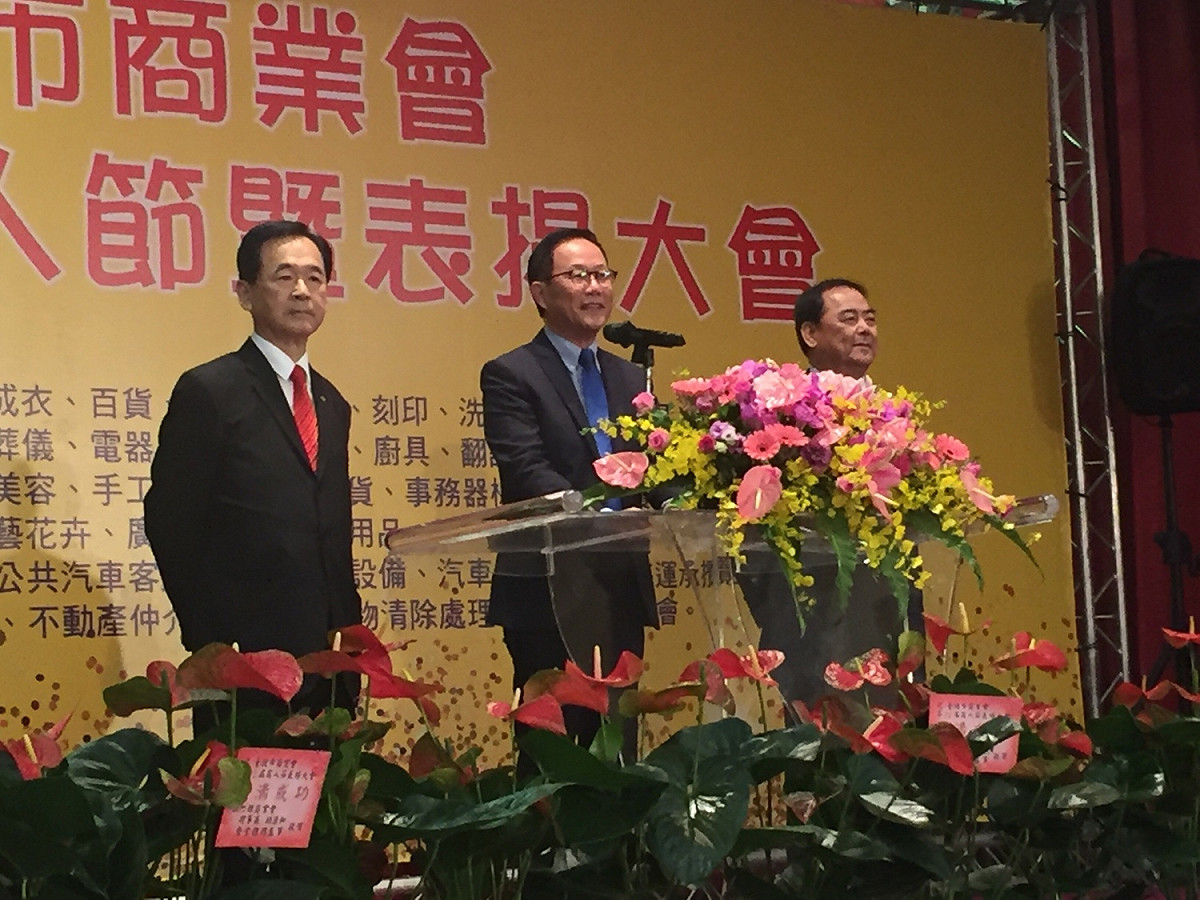 丁守中（中）上台致詞時，王應傑（左）便主動跟隨他的腳步，上台站在丁守中旁邊。 圖：趙婉淳／攝