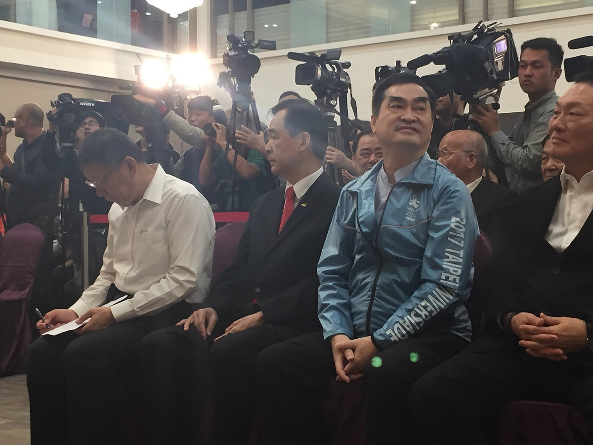 柯文哲（右四））抵達會場，便坐在台下準備致詞內容，坐在一旁的王應傑（右三）轉頭望向柯，兩人互動冷淡。 圖：趙婉淳／攝