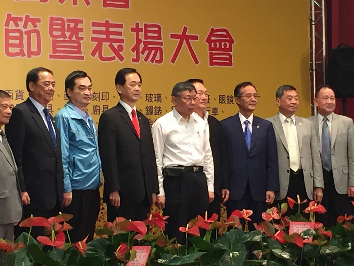 主持人邀請現在商界大老上台與柯文哲合影留念。 圖：趙婉淳／攝