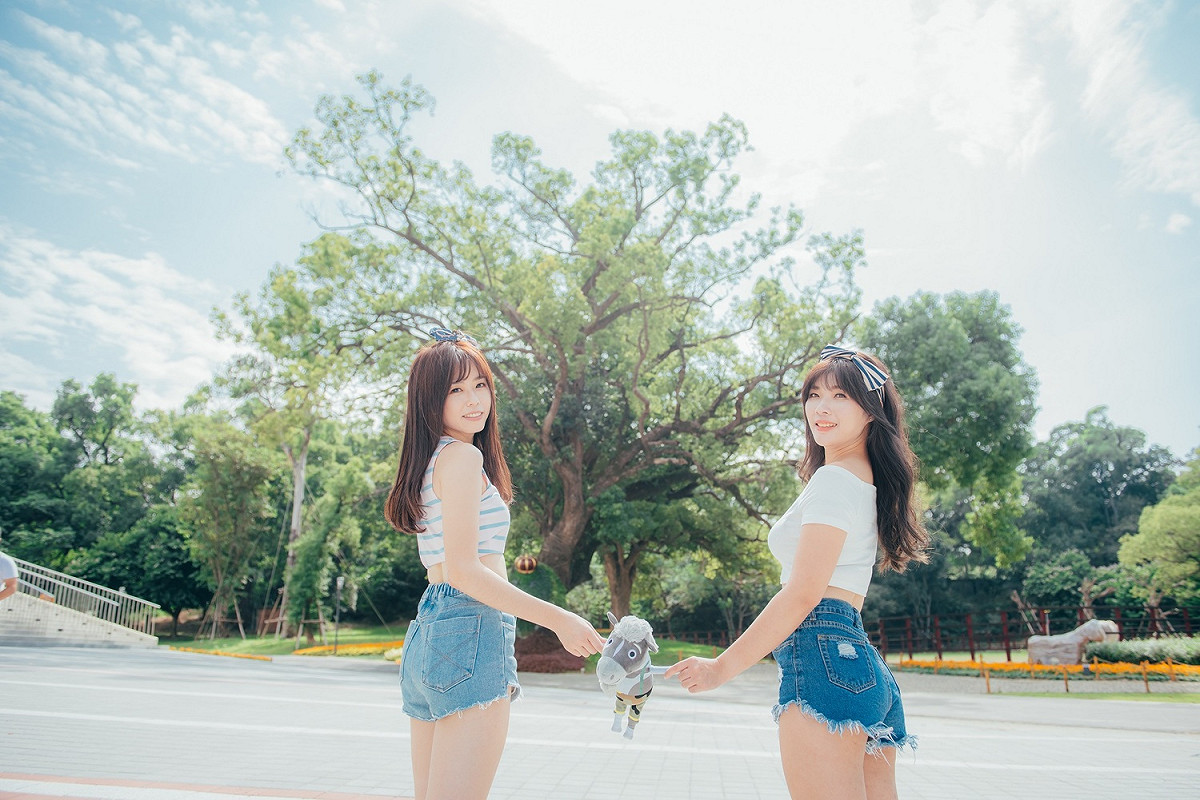 陳亭羽與羅君瑛在后里馬場園區的蕨類王國前合影。 圖 : 台中市政府/提供