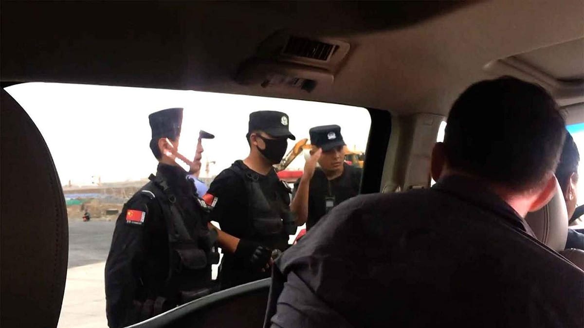 採訪小組被中國公安攔查，阻止採訪。 翻攝:BBC