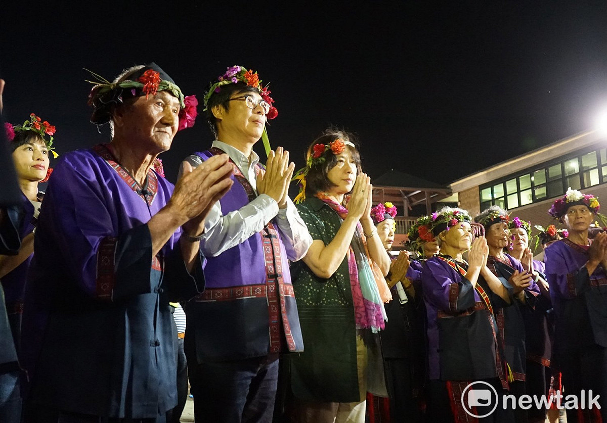 民進黨高雄市長候選人陳其邁（左二）23日低調出席小林夜祭活動，期間並為普悠瑪事故罹難者祈福。 圖：翻攝陳其邁臉書