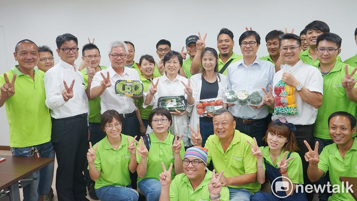 民進黨高雄市長候選人陳其邁（第二排右三）、立委劉世芳（第二排左四）24日下午前往高雄市路竹區加洲果菜運銷合作社，與型農們進行農業座談會。 圖：翻攝陳其邁臉書