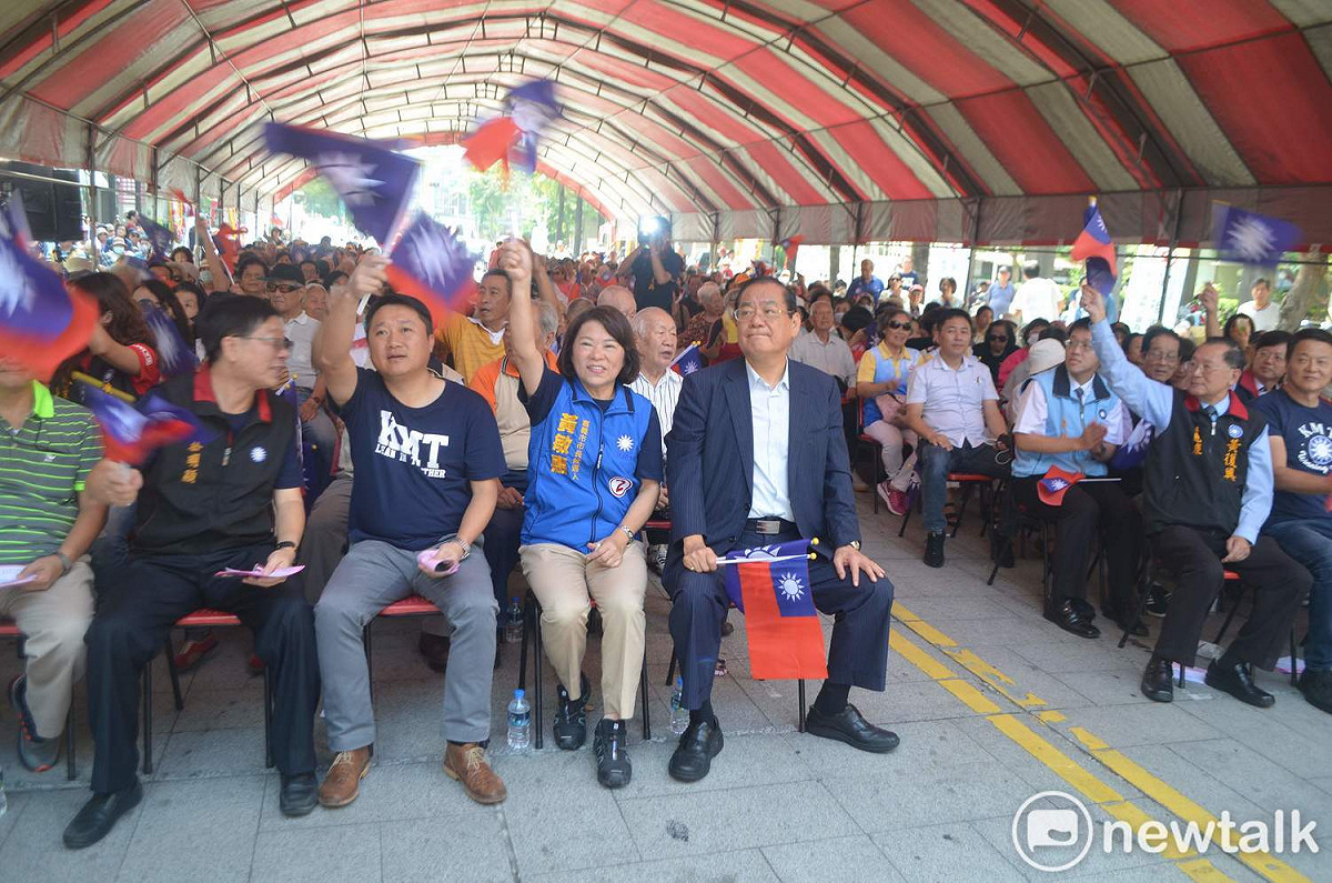 國民黨今天在嘉義市經國新城舉行光復節慶祝大會，為黃敏惠等候選人造勢，現場旗海飄揚。 圖：蔡坤龍/攝