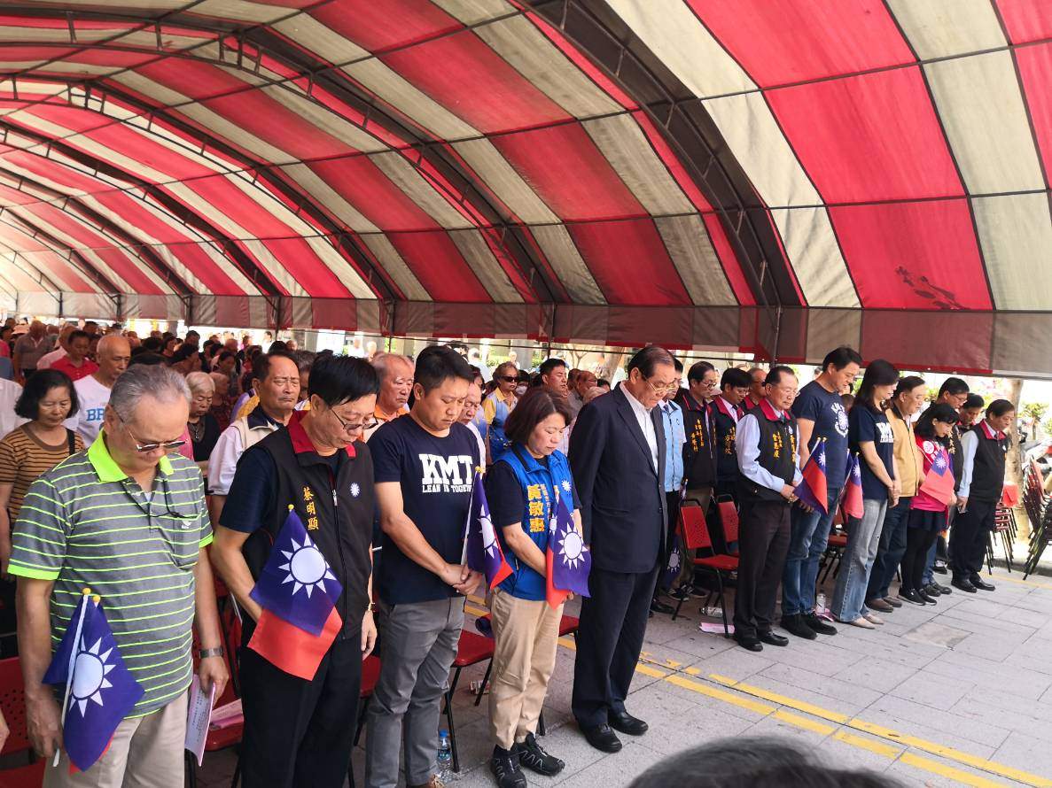 國民黨今天在嘉義市經國新城舉行光復節慶祝大會，與會者為普悠瑪列車翻覆事件的罹難同胞默哀。 圖：國民黨嘉義市黨部/提供