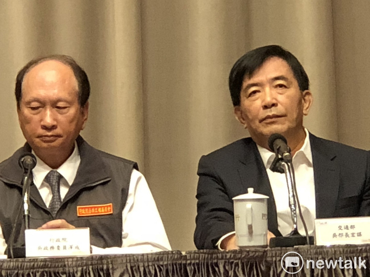 交通部長吳宏謀（右）今（25）天表示，已提醒台鐵應全力協助行政院調查小組與檢調調查，而非用不成熟的資料或個人判斷對外發布訊息。左為行政院調查小組召集人、政委吳澤成。 圖：謝莉慧/攝
