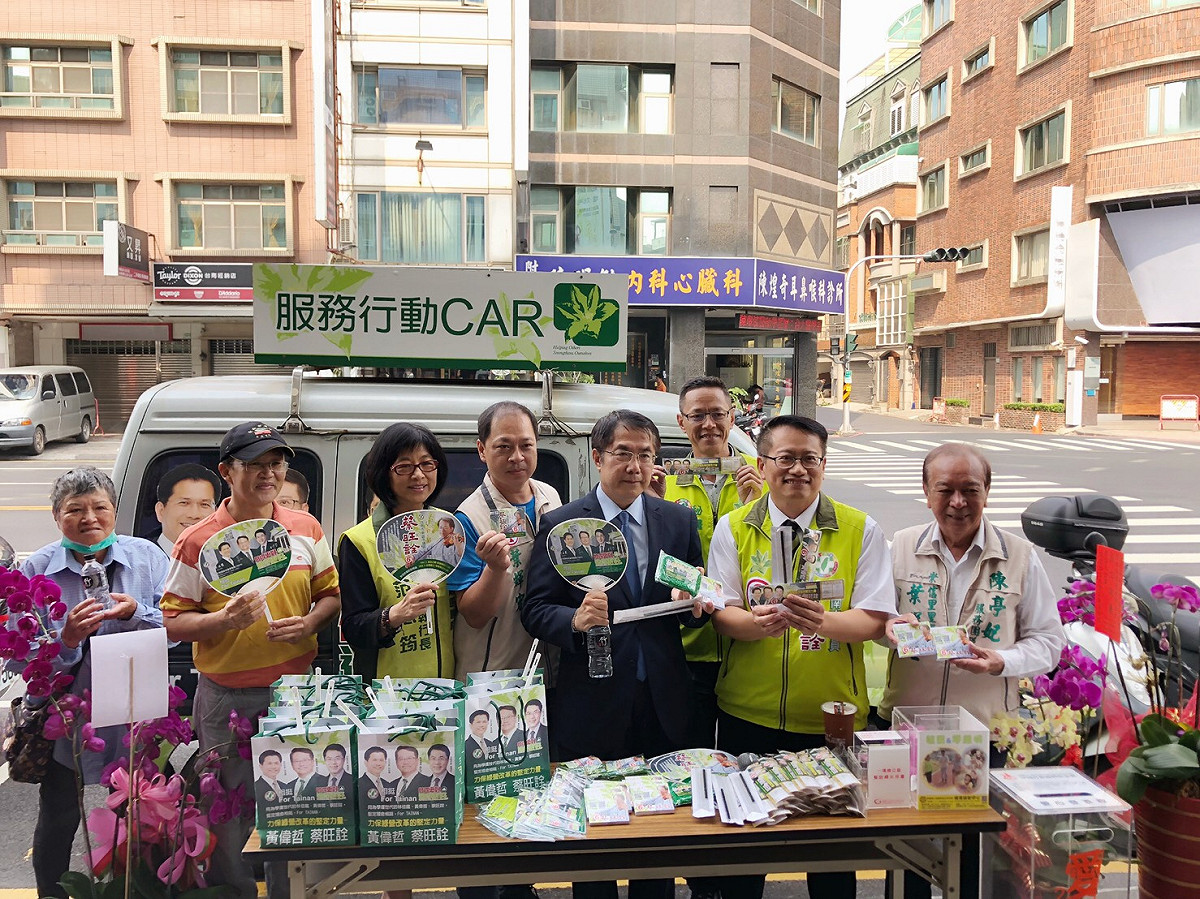 台南市議員蔡旺詮發表系列選舉紀念品文宣，民進黨台南市長候選人黃偉哲等人都現身力挺，支持環保文宣理念。 圖：黃博郎/攝