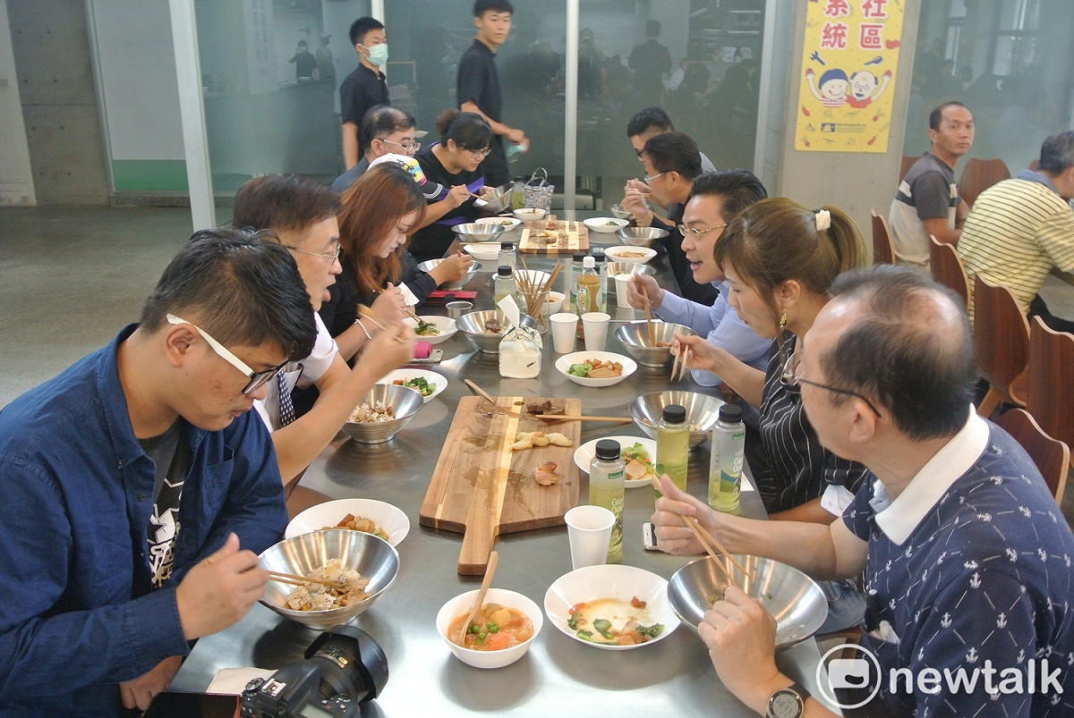 師生們吃得津津有味。 唐復年/攝