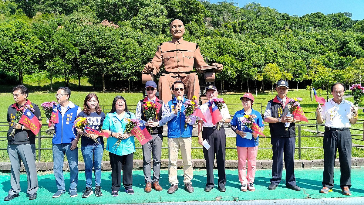 陳學聖以曾經被裂解成177塊碎片再重組的蔣公銅像「傷痕與再生」為例，呼籲大家凝聚共識、莫忘傷痕，11月24日讓大家看到真正的台灣光復節。  圖：陳學聖競選辦公室／提供