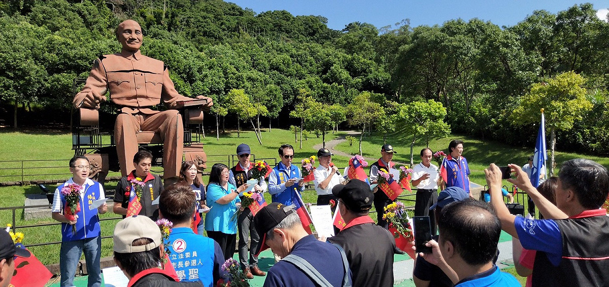 國民黨桃園市黨部25日在大溪兩蔣園區舉辦抗戰勝利暨台灣光復73周年紀念活動，近400人一起唱「台灣光復紀念歌」向先總統蔣公銅像獻花致敬。 圖：陳學聖競選辦公室／提供
