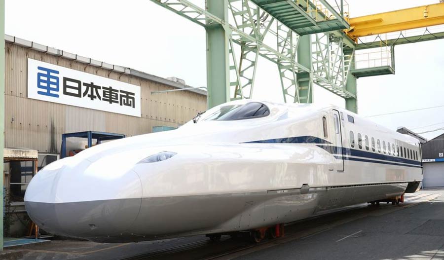 新幹線新車廂N700S亮相，使用了鋰電池，能在斷電狀況下繼續行駛8公里，協助乘客撤離到安全地區。 圖/擷取自日本車輛製造官網
