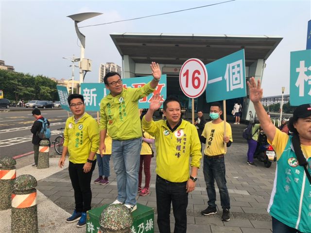 主打延續前市長陳菊在地建設的新人許乃文，由尋求連任市議員的「六小福」成員邱俊憲、何權峰陪同掃街。 圖：許乃文競選團隊/提供