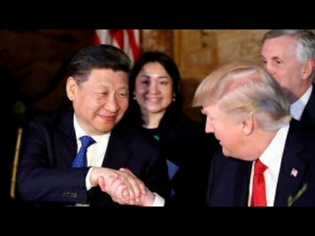 2018年全球軍費支出排行榜出爐，由川普(右)領到的美國依舊領先各國排名第一，但中共領導人習近平(左)為實行2035年軍事現代化的計畫，不斷投資軍事研究，排名已躍居第二。 圖：翻攝自Youtube。