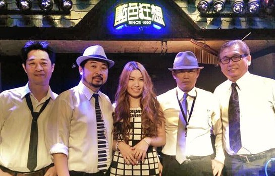 藍色狂想音樂餐廳與紀華朗（右二） 引用自紀華朗臉書